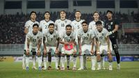 Skuad Timnas Indonesia U-22 pada laga ujicoba melawan Mali&nbsp;yang digelar di Stadion Pakansari, Kabupaten Bogor, Selasa (18/11/2025) pukul 20.00 WIB.&nbsp;(Bola.com/Bagaskara Lazuardi)