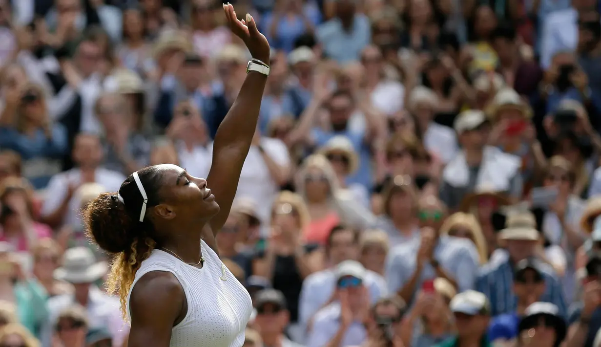 Petenis AS, Serena Williams berselebrasi usai menang atas petenis Republik Ceko, Barbora Strycova pada babak semifinal Grand Slam Wimbledon di All England Lawn Tennis Club, Kamis (11/7/2019). Serena Williams menang dua set langsung dengan skor 6-1, 6-2, dalam laga berdurasi 59 menit (AP/Tim Ireland)
