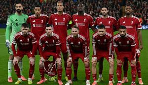 (Dari kiri ke kanan, baris belakang) Kiper Liverpool asal Georgia #25, Giorgi Mamardashvili, striker Liverpool asal Prancis #22, Hugo Ekitike, bek Liverpool asal Belanda #04, Virgil van Dijk, bek Liverpool asal Prancis #05, Ibrahima Konate, gelandang Liverpool asal Hungaria #08, Dominik Szoboszlai, dan gelandang Liverpool asal Belanda #38, Ryan Gravenberch, (Dari kiri ke kanan, baris depan) bek Liverpool asal Irlandia Utara #12, Conor Bradley, bek Liverpool asal Skotlandia #26, Andrew Robertson, gelandang Liverpool asal Argentina #10, Alexis Mac Allister, gelandang Liverpool asal Jerman #07, Florian Wirtz, dan striker Liverpool asal Mesir #11, Mohamed Salah, berpose untuk foto tim menjelang kick-off pertandingan League Phase Liga Champions UEFA antara Liverpool dan Real Madrid di Anfield, Liverpool, barat laut Inggris pada 5 November 2025. (Paul ELLIS/AFP)