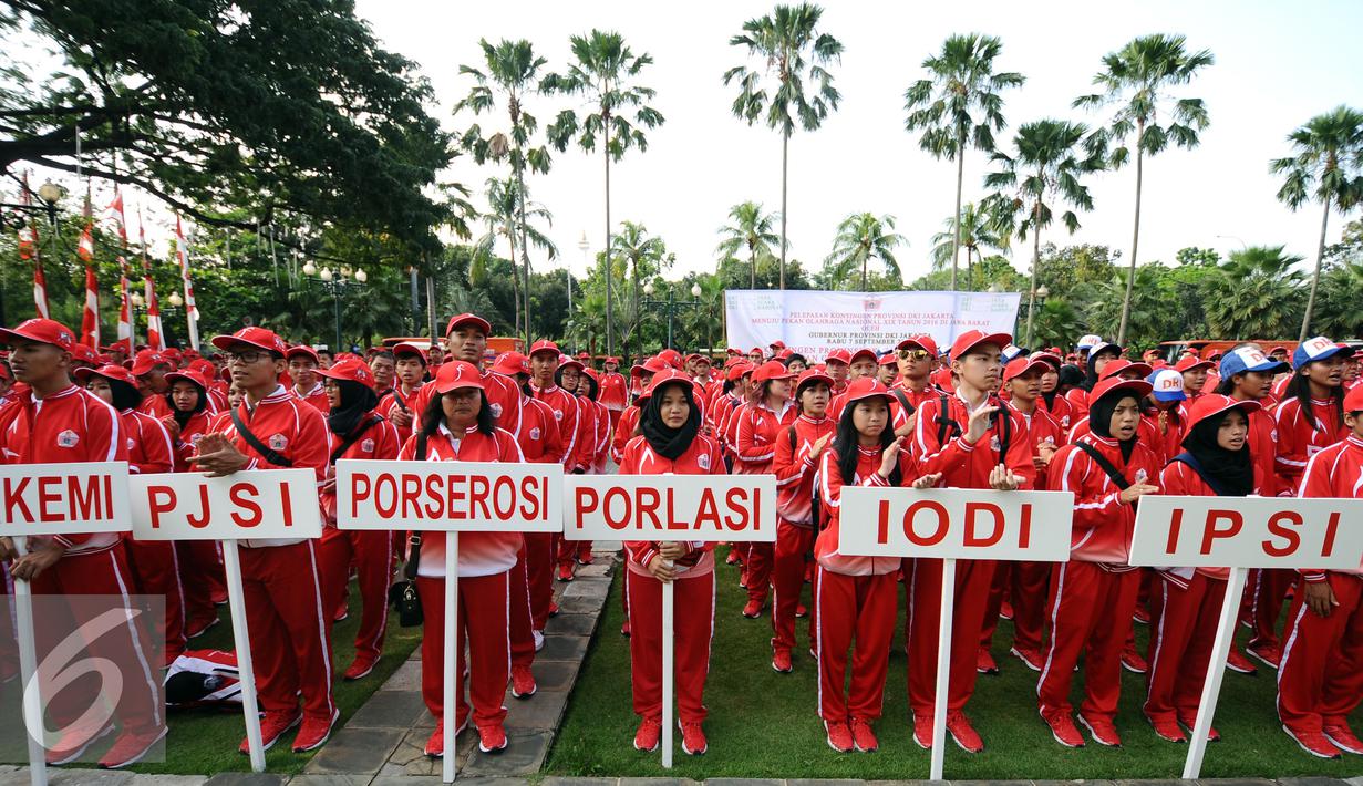 Kontingen DKI Jakarta yang akan berlaga di PON XIX Jabar saat mengikuti upacara pelepasan di halaman Balaikota Jakarta, Rabu (7/9). Kontingen yang berangkat terdiri dari 915 atlet, 343 ofisial dan 62 ekstra ofisial. (Liputan6.com/Helmi Fithriansyah)