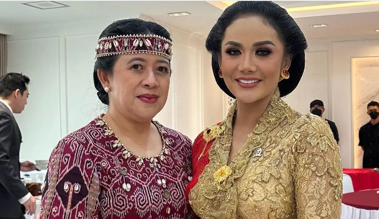 Krisdayanti juga tampil dengan sanggul klasik, dipadukan anting subeng dan kebaya coklat brokat lengkap dengan bros keemasan dan selendang merah. [@krisdayantilemos]