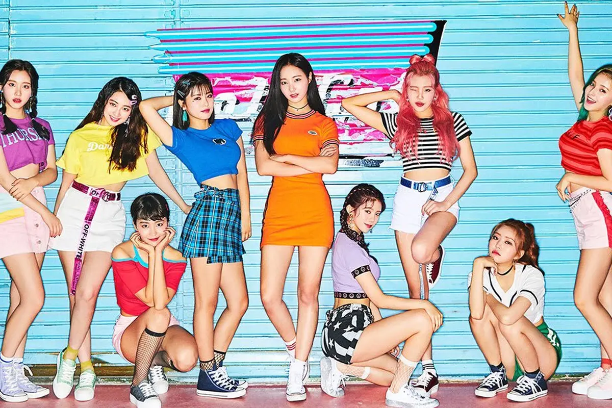 [Bintang] Comeback, MOMOLAND Tampil Cantik dan Enerjik di MV BAAM