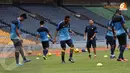 Gelandang serang Timnas Indonesia Titus Bonai (tengah) berlatih serius di bawah arahan asisten pelatih Osvaldo Lesa (Liputan6.com/ Helmi Fithriansyah)