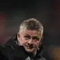 Pelatih Manhcester United, Ole Gunnar Solskjaer mengacungkan jempol kepada penggemar setelah pertandingan melawan AZ Alkmaar pada grup L Liga Europa di stadion ADO Den Haag, Belanda (3/10/2019). MU bermain imbang 0-0 atas AZ Alkmaar. (AP Photo/Peter Dejong)