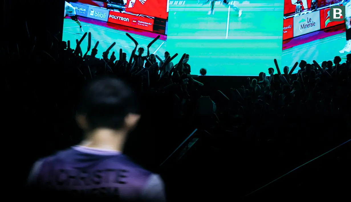Para penonton memberikan dukungan kepada pebulu tangkis tunggal putra Indonesia, Jonatan Chirstie dalam laga semifinal Indonesia Open 2026 melawan wakil Thailand, Panitchaphon Teeraratsakul di Istora Senayan, Jakarta, Sabtu (06/06/2026). (Bola.com/Bagaskara Lazuardi)