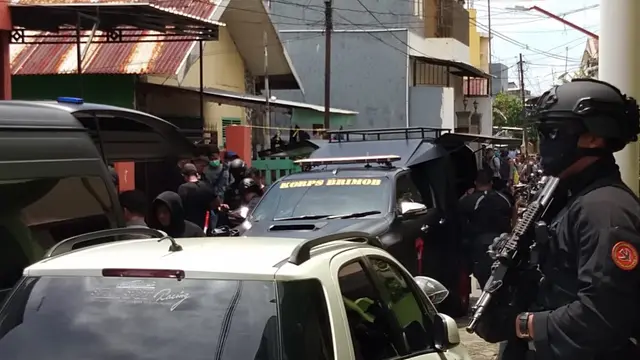 Polisi periksa Ibunda L, Bomber perempuan Gereja Katedral Makassar. (Liputan6.com/Fauzan)