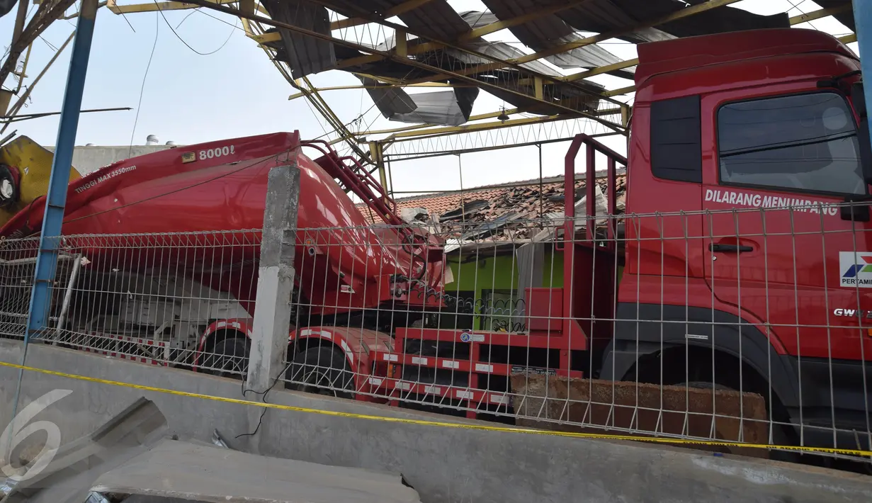 Sebuah truk pengangkut Bahan Bakar Minyak (BBM) yang hancur akibat meledak di garasi PT Darma Sentana Putra di Jalan Kawasan Industri Terboyo, Semarang, Rabu, ( 9/11). Truk yang meledak tersebut berkapasitas 8.000 liter premium. (Liputan6.com/Gholib)