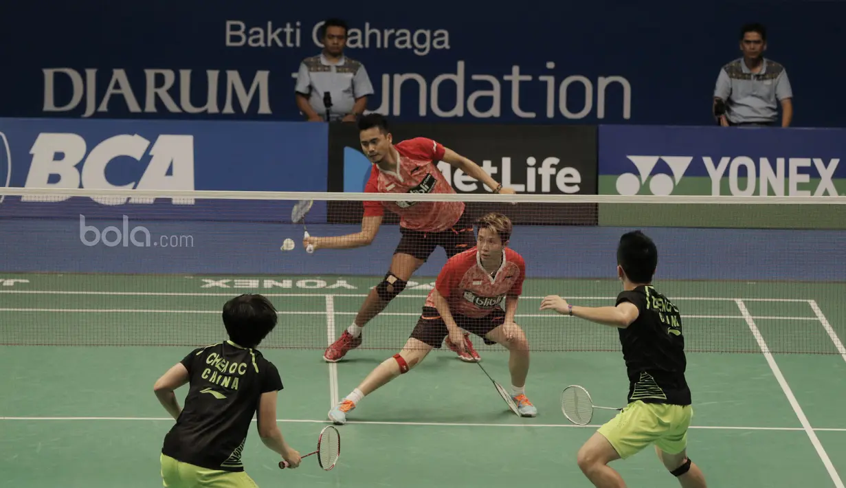 Tontowi Ahmad/Liliyana, Natsir berhasil menang melalui dua gim langsung dengan skor 22-20 dan 21-18 atas pasangan China. (Bola.com/M Iqbal Ichsan)