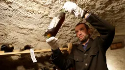 Pengurus kastil memeriksa botol anggur dari abad ke-19 yang disimpan dalam ruang bawah tanah di Kastil Becov di Becov nad Teplou, Republik Ceko, (22/5/2016).  (REUTERS/David W Cerny)