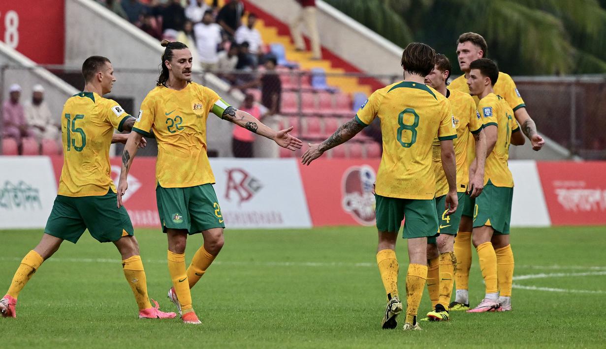 Timnas Australia yang tergabung di Grup I putaran kedua Kualifikasi Piala Dunia 2026 Zona Asia bersama Bangladesh, Lebanon dan Palestina, sukses menyapu bersih 6 laga dengan kemenangan tanpa kebobolan satu gol pun dengan mencetak total 22 gol. Mengoleki 18 poin, Australia lolos ke putaran ketiga bersama Palestina di peringkat kedua dengan koleksi 8 poin. (AFP/Munir Uz Zaman)