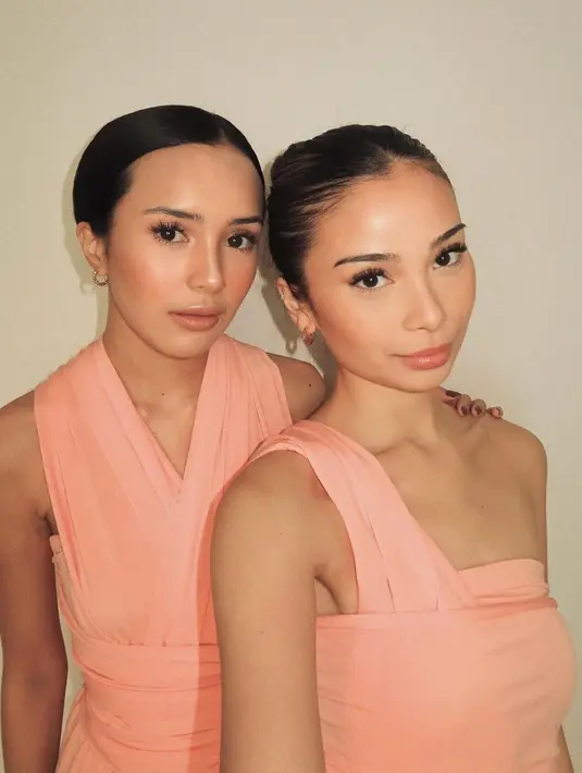 Beby Tsabina menata rambutnya dengan gaya simpel, yaitu low-bun yang rapi. [Foto: Instagram/sephorasievert]