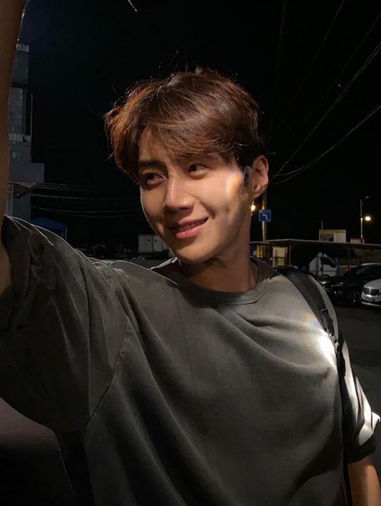 Aktor yang punya nama panggilan Prince Dimple ini akan comeback dengan serial berjudul ‘Haesi’s Shinru’. Lesung pipi aktor tampan ini akan menghiasi serial drama sejarah romansa tersebut. (Instagram/@seonho__kim)