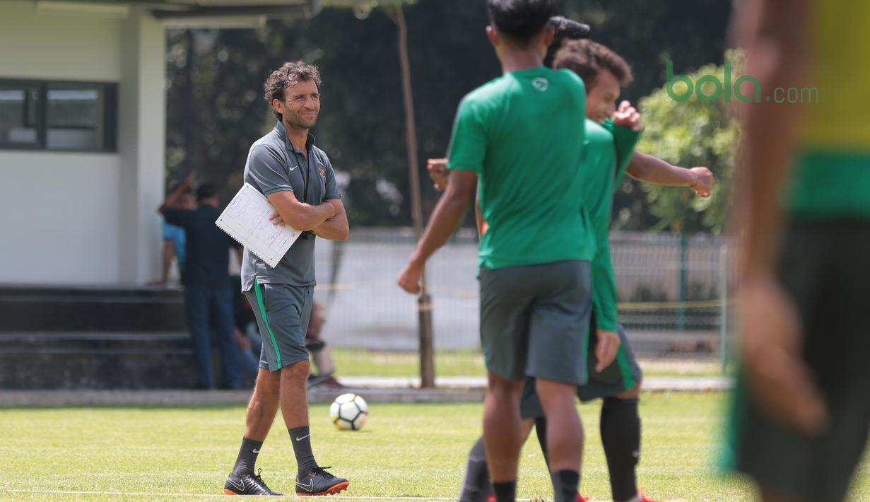 Senyum pelatih timnas Indonesia U-23, Luis MIlla usai sesi latihan di Lapangan ABC Senayan, Jakarta (21/2/2018). Latihan ini merupakan persiapan Asian Games 2018. (Bola.com/Nick Hanoatubun)