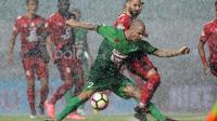 Pemain  PS TNI, Talin Facundo berusaha melewati adangan pemain Persiba Balikpapan, Anmar Almubaraki pada lanjutan Liga 1 2017 di Stadion Pakansari, Bogor, Jumat (5/5/2017). PS TNI ditahan PErsiba 1-1. (Bola.com/Nicklas Hanoatubun)