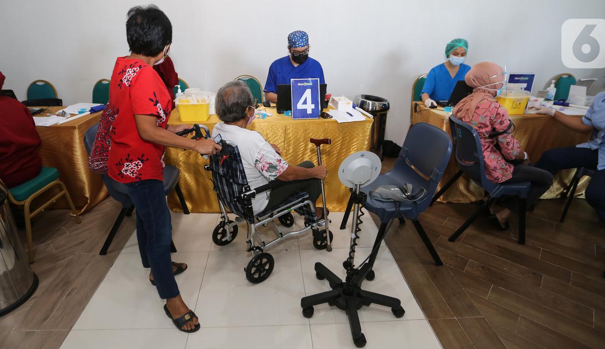 Warga antre sebelum vaksin Covid-19 di Lippo Mall Kemang, Jakarta, Senin (12/04/2021). Vaksinasi tenaga pendidik sebagai bentuk dukungan Lippo Group untuk membantu percepatan vaksin guru dengan tujuan agar Pembelajaran Tatap Muka (PTM) bisa berjalan dengan aman. (Liputan6.com/Fery Pradolo)