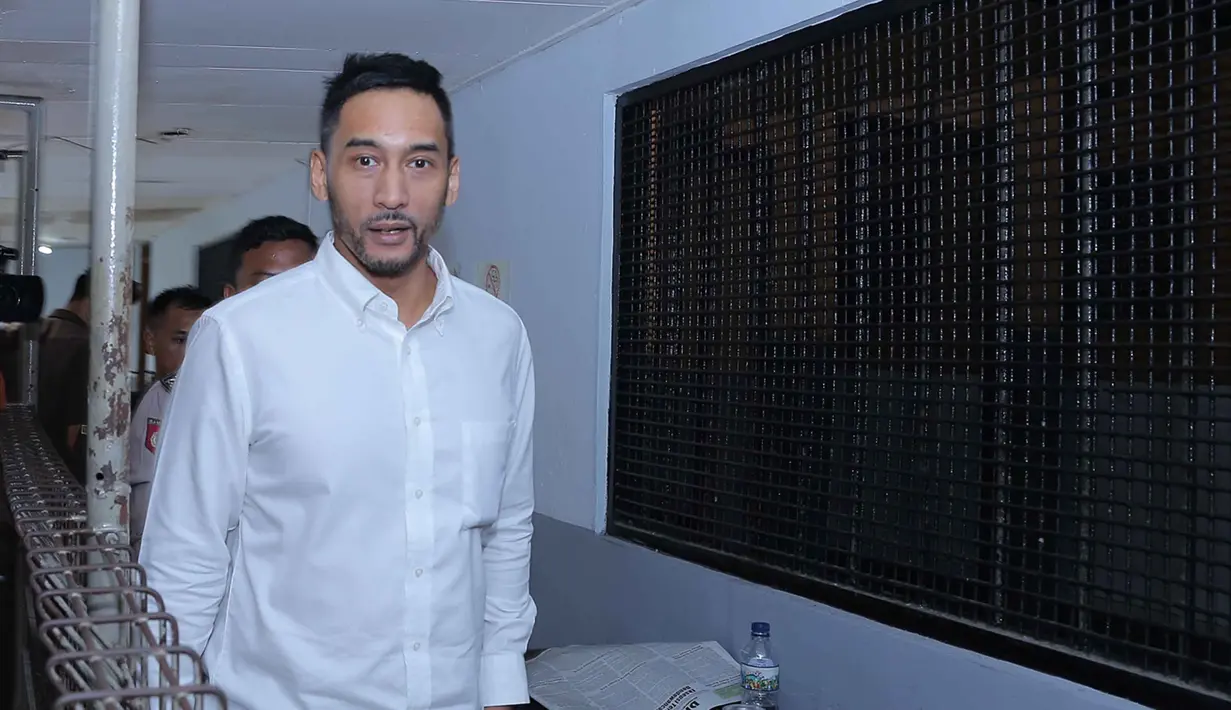 Restu Sinaga ditangkap pihak kepolisian karena memiliki narkoba jenis happy five, ganja, dan dumolid. Ia ditangkap di rumahnya di kawasan Cipeter pada 2 Juni 2016. (Deki Prayoga/Bintang.com)