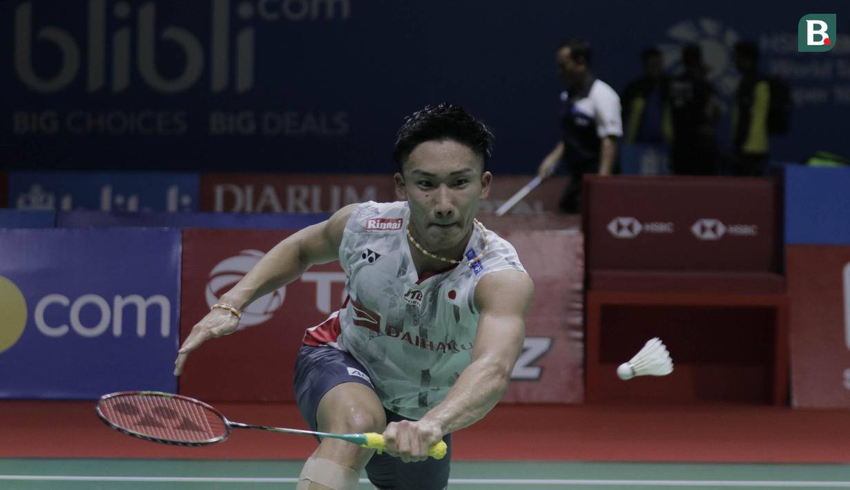 Tunggal putra Jepang, Kento Momota, saat melawan wakil Indonesia, Anthony Sinisuka Ginting, pada Indonesia Open di Istora Senayan, Kamis, (5/7/2018). Anthony Ginting takluk 14-21, 15-21. (Bola.com/M Iqbal Ichsan)