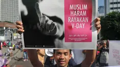 Sebuah poster ditunjukkan saat aksi menolak Valentine Day di Kawasan Bundaran HI, Jakarta, Minggu (14/2/2016). Aksi ini merupakan respon keprihatinan terhadap perayaan Hari Valentine yang bukan budaya bangsa Indonesia. (Liputan6.com/Gempur M Surya)