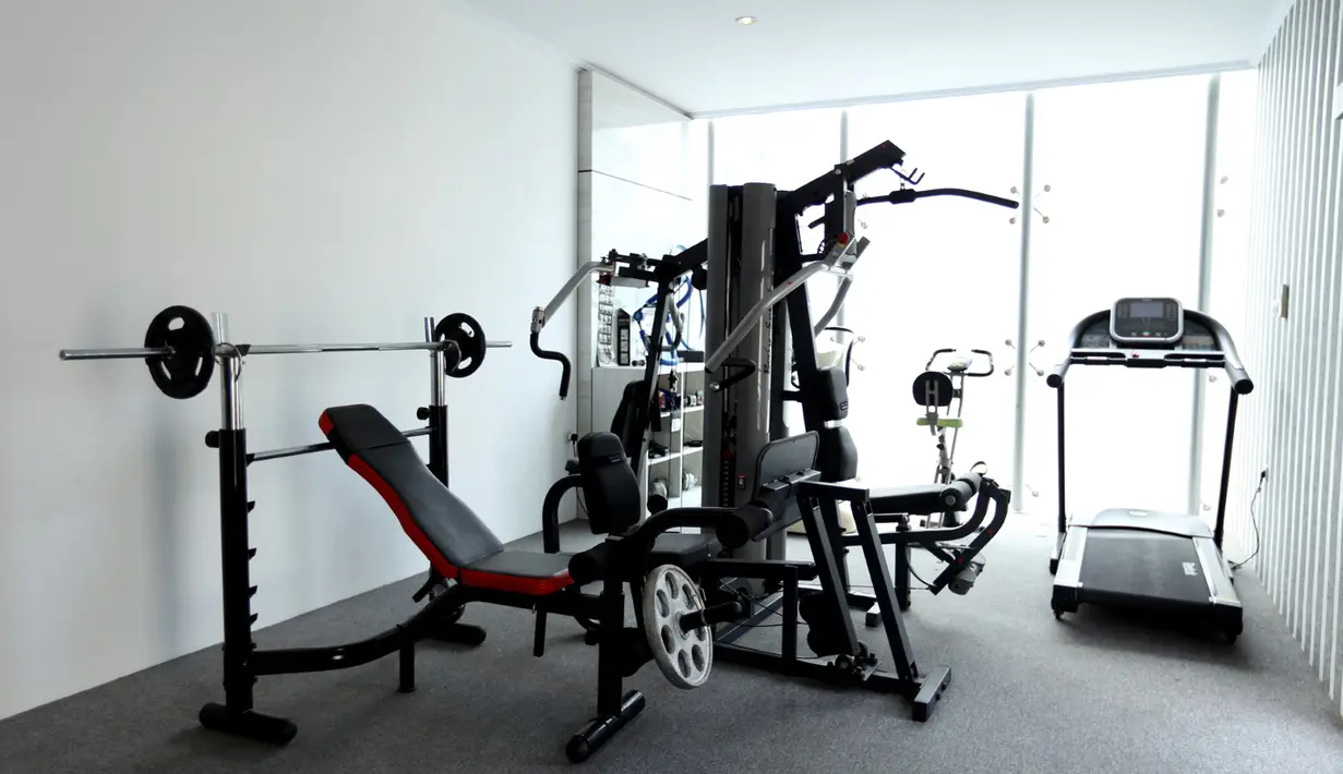 ‘Untuk rumah buat investasi tidak perlu yang di tengah kota, yang penting rumah itu tinggal di kawasan yang bagus dan punya fasilitas lengkap, jadi buat investasi bagus karena harganya jualnya meningkat terus,’ timpal Riphat.(Andy Masela/Bintang.com)