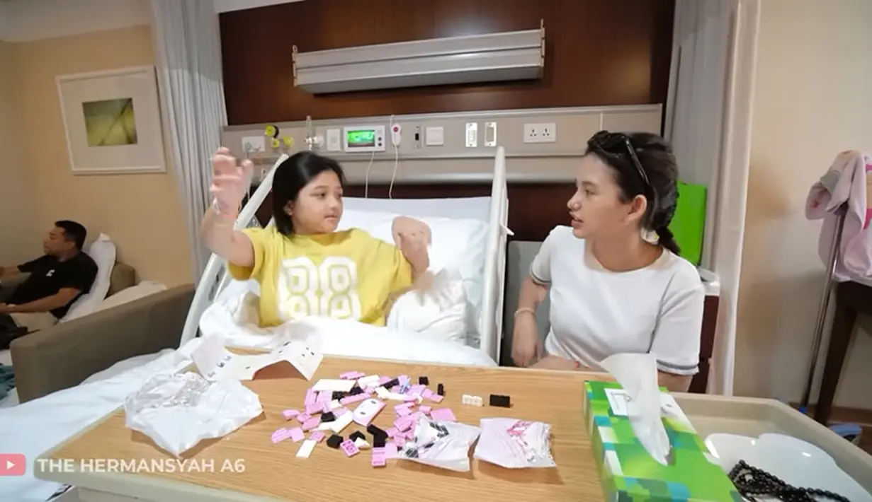 Arsy menjalani pemeriksaan magnetic resonance imaging (MRI). kondisi secara umum kesehatan baik dan tidak ada yang mengkhawatirkan. Hanya saja,  ada bagian tulang belakang Arsy yang mengalami cedera. [Youtube/The Hermansyah A6]