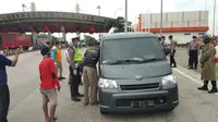 Polisi menyemprot mobil yang masuk wilayah Serang, Banten dengan cairan disinfektan. (Dok Polres Serang)