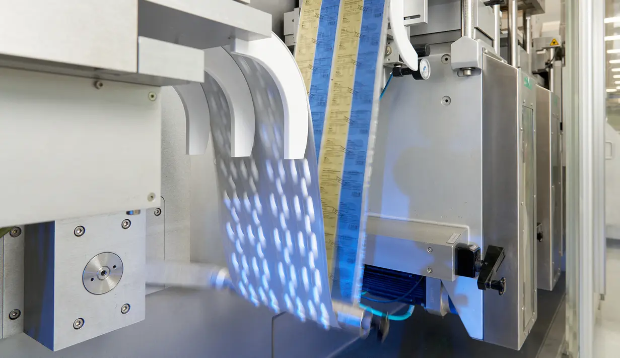 Proses pembuatan pil antivirus COVID-19 eksperimental dalam laboratorium Pfizer di Freiburg, Jerman, 16 November 2021. Pfizer meminta regulator untuk mengesahkan pil COVID-19 buatannya setelah terbukti mengurangi rawat inap atau kematian hampir 90 persen. (Handout/Pfizer/AFP)