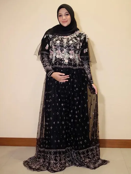 Dress dengan aksen tulle dan bordir ala Aurelie Hermansyah satu ini juga menarik untuk outfit kondangan. (Instagram/aurelie.hermansyah).