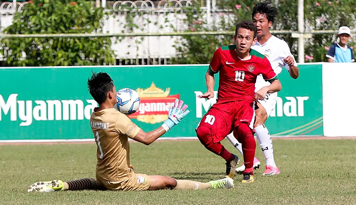 Gelandang Timnas Indonesia U-19, Egy Maulana Vikri, berusaha membobol gawang Thailand U-19 pada laga Piala AFF U-18 di Stadion Thuwanna, Yangon, Jumat (15/9/2017). Hingga babak pertama usai skor masih imbang 0-0. (Liputan6.com/Yoppy Renato)