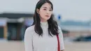 Pada episode pertama, karakter Yoon Hye Jin yang diperankan Shi Min Ah terlihat mengenakan tas merah bergaya sling bag. Rupanya, tas tersebut rilisan Hermès, tipe Herbag Zip 31 dengan harga kisaran Rp. 31 juta rupiah.