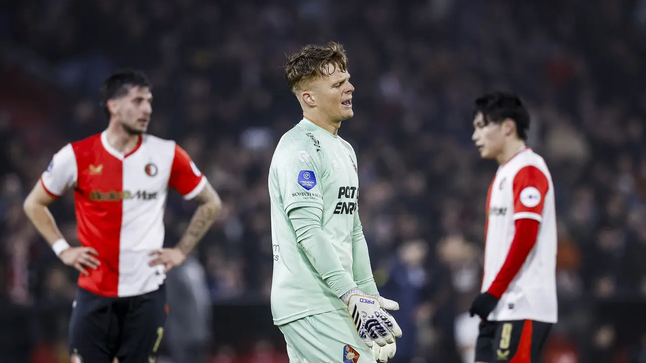 Ronald Koeman Jr (Tengah)