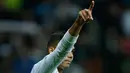 Gelandang Real Madrid, Casemiro melakukan selebrasi usai mencetak gol ke gawang Las Palmas pada lanjutan La Liga Spanyol di Stadion Santiago Bernabeu, Madrid (5/11). Madrid menang telak 3-0 atas Las Palmas. (AP Photo/Francisco Seco)