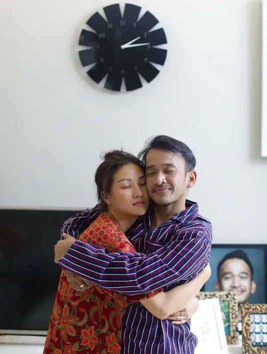 "Mantap ruben, hidup lu segala puya tapi sikap lu sangat sederhana.. Pertahan kan," tulis cecepsubadri. "Ak sk pasangn in sllu sederhana.@ruben-onsu," tulis felyanggraeni. (Instagram/ruben_onsu)