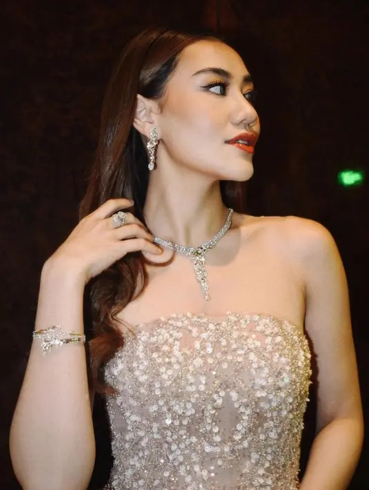 Tampilan Aaliyah semakin mewah dengan perhiasan yang dikenakan. Dari anting model raindrop, kalung dengan model besar, serasi dengan gelang yang ia kenakan.  [@aaliyah.massaid]