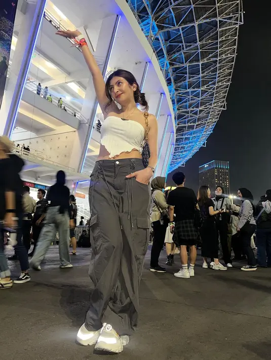 Nonton konser dengan OOTD ala Sarah Keihl. Ia mengenakan cropped top tanpa tali dan lengan berwarna putih, dipadu cargo pants abu-abu. [Foto: Instagram/sarahkeihl]