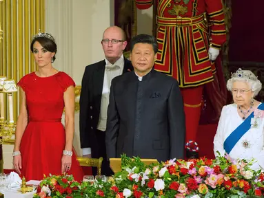 Duchess of Cambridge Kate Middleton, Presiden China Xi Jinping dan Ratu Elizabeth II saat jamuan kenegaraan di Istana Buckingham, London, Selasa (20/10). Presiden Xi Jinping melakukan lawatan selama empat hari ke Inggris. (Reuters/Dominic Lipinski/Pool)