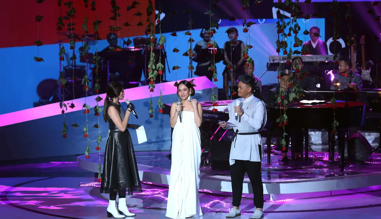 Bunga Citra Lestari saat tampil di panggung Konser Beranda Cinta Yovie & His Friends, Studio 6 Emtek City, Daan Mogot, Jakarta Barat, Rabu (4/5) malam. (Nurwahyunan/Bintang.com)