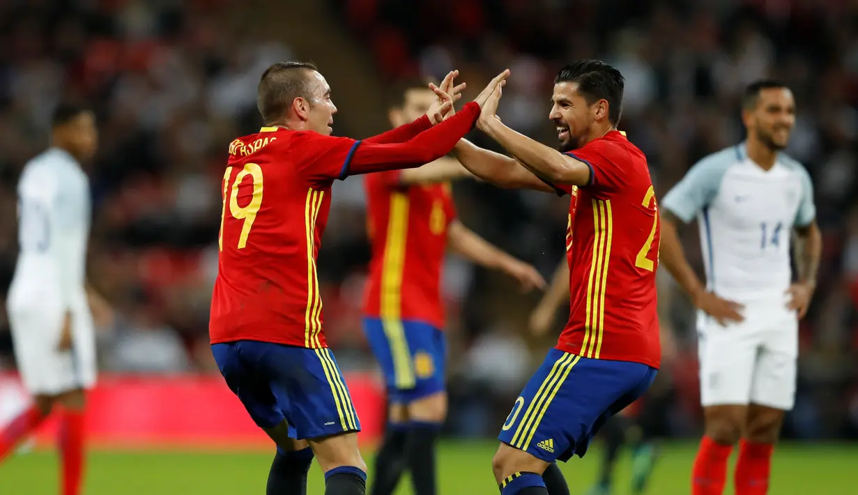 Pemain Spanyol, Iago Aspas (kiri), merayakan golnya ke gawang Inggris dalam laga persahabatan di Stadion Wembley, Selasa (15/11/2016). (Action Images via Reuters/Carl Recine)