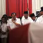 Ketua Dewan Pembina Partai Gerindra, Prabowo Subianto (kanan), memimpin upacara pelepasan jenazah Alm Suhardi di kantor DPP Partai Gerindra, Jakarta, (29/8/2014). (Liputan6.com/Helmi Fithriansyah)