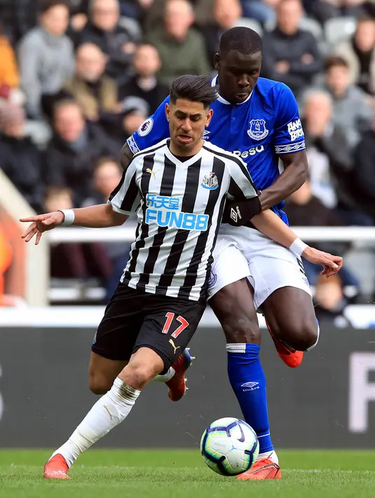 Pemain Newcastle United Ayoze Perez (depan) berebut bola dengan pemain Everton Kurt Zouma dalam lanjutan Liga Inggris pekan ke-30 di St James 'Park, Newcastle, Sabtu (9/3). Newcastle melibas Everton 3-2 lewat comeback gemilang. (Owen Humphreys/PA via AP)