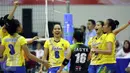 Pevoli putri Jawa Barat, Komang Bumi Rekta (tengah) bersorak saat laga melawan Kaltim di fase grup Y PON XIX Jabar di Gelora Sabilulungan, Kab Bandung, Rabu (21/9). Tim Jabar unggul tiga set (25-14, 25-16, 25-10). (Liputan6.com/Helmi Fithriansyah)