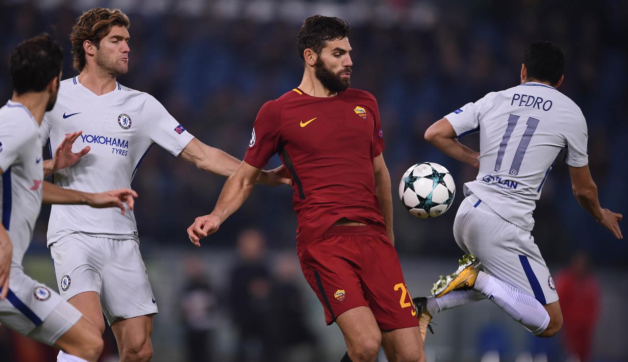 Bek AS Roma, Federico Fazio, berusaha merebut bola dari gelandang Chelsea, Pedro, pada laga Liga Champions di Stadion Olimpico, Roma, Selasa (31/10/2017). Roma menang 3-0 atas Chelsea. (AFP/Filippo Monteforte)