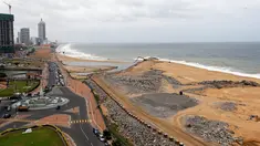 Tampak aktivitas proyek reklamasi di pesisir Kolombo, Sri Lanka, Selasa (9/8).Lahan ini nantinya akan digunakan sebagai pelabuhan 'Colombo Port City' yang menghabiskan dana sekitar 19 triliun rupiah. (REUTERS/Dinuka Liyanawatte)