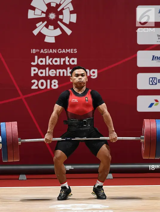 Atlet angkat besi Indonesia Eko Yuli Irawan berhasil memenangkan pertandingan Angkat Besi pada Asian Games 2018 di JIexpo, Kemayoran,Jakarta, Selasa (21/8). (merdeka.com/Imam Buhori)