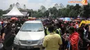 Beberapa petugas tampak menghalau para simpatisan yang menghalangi jalan Jokowi saat akan meninggalkan lapangan (Liputan6.com/Herman Zakharia)