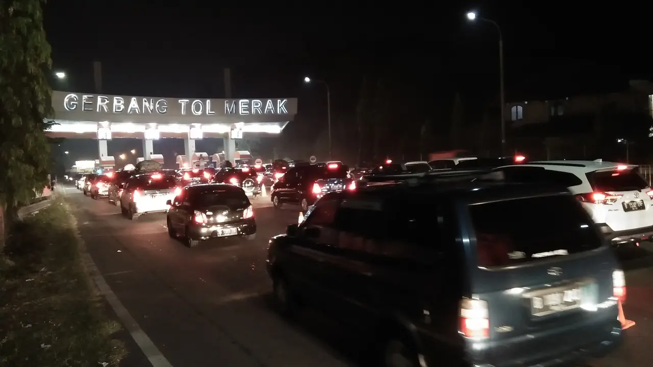 Kendaraan Mulai padat, Puncak Arus Mudik di Tol Merak Diprediksi H-3 Lebaran. (Liputan6.com/Yandhi Deslatama)