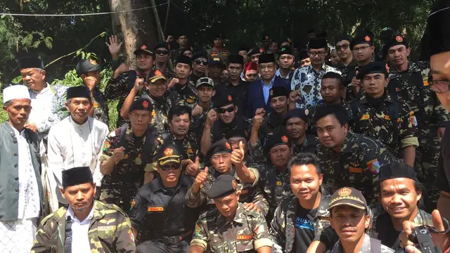 Ratusan anggota banser Garut, nampak bercengkrama selepas mengikuti salah satu kegiatan NU di Garut