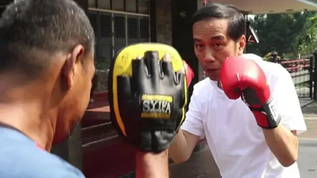 Presiden Jokowi Latihan Tinju Lawan Sang Ajudan (Presiden Joko Widodo/Youtube)