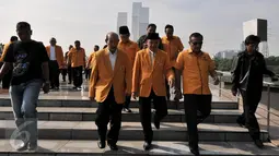 Ketua Umum MKGR,  Roem Kono (tengah) usai memperingati HUT ke 56 MKGR di TMP Kalibata, Jakarta (10/1/2016). MKGR mengadakan acara Tabur Bunga dan Doa Bersama di TMP Kalibata. (Liputan6.com/Johan Tallo)