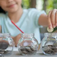 menerapkan pola 50/30/20 agar tetap bisa menikmati hidup sambil menabung/copyright freepik.com/jcomp