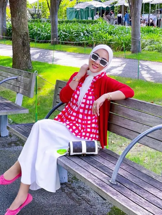 9. Jika ditotal, penampilan Syahrini bergaya ala cewek kue dengan tas Branded ini berkisar Rp1, 3 miliar. Bagaimana menurutmu, Sahabat Fimela? (Instagram/princessyahrini).